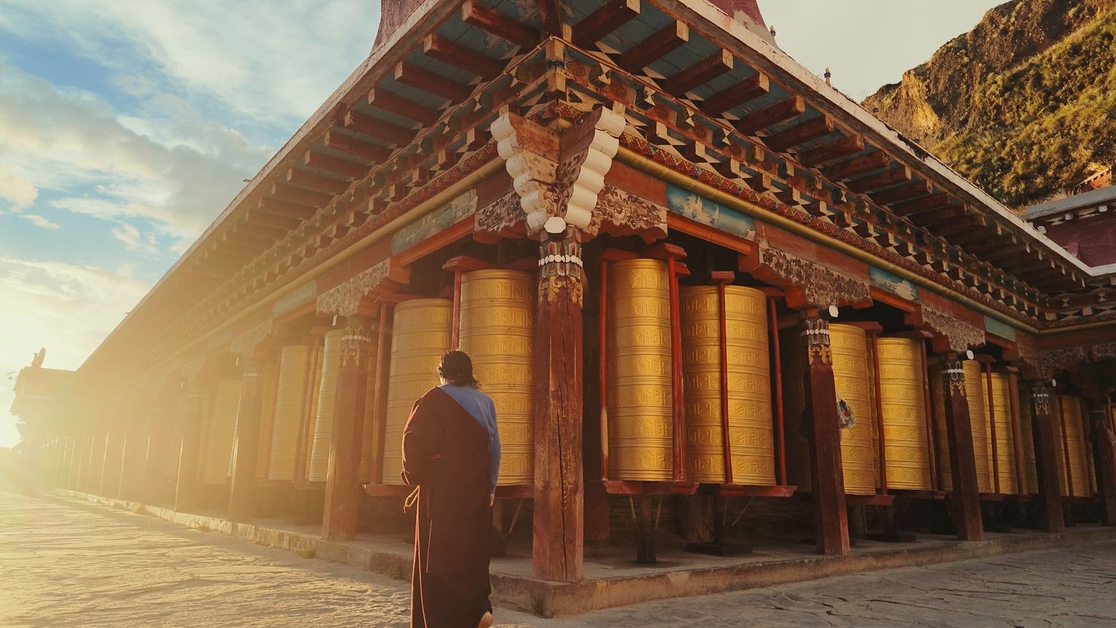 The prayer wheels at the Jiagulong mani stone heap